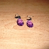 orecchini viola con piccola foglia