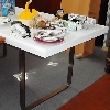 tavolo laccato bianco con gambe in acciaio
